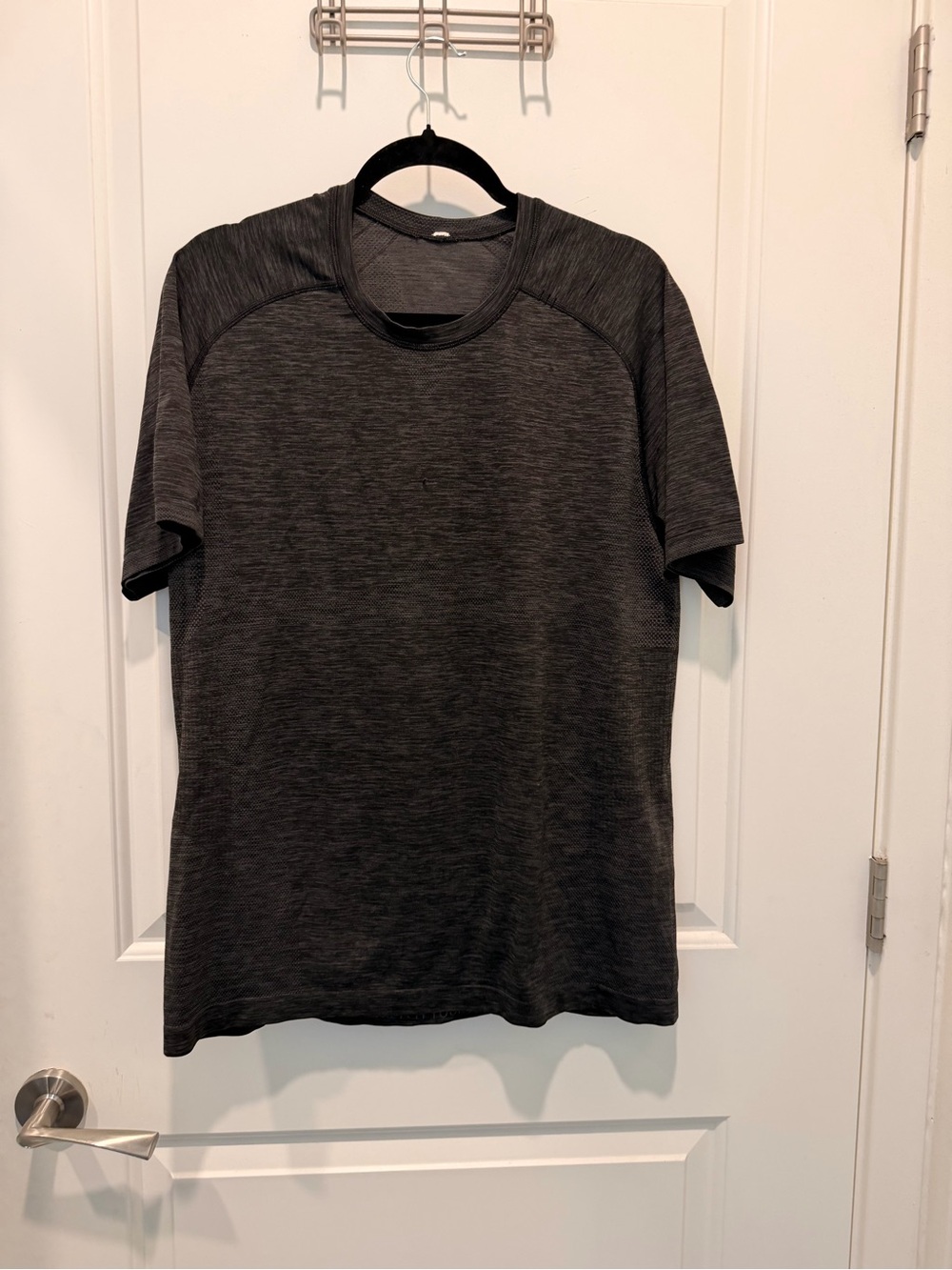 Lululemon Metal Vent Tech
Short Sleeve Shirt Gray
Marled Athletic Size L